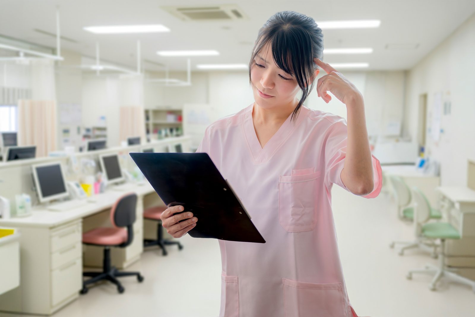 現場の事務作業に追われる看護師